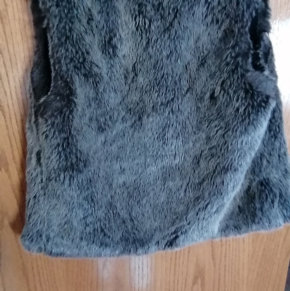 PRICE DROP!T Aritzia Talula Vest Faux Fur - Picture 6 of 8